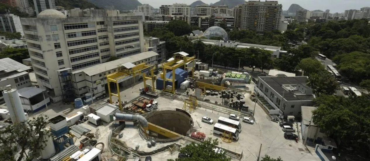 Obra do metrô no estacionamento da Puc.