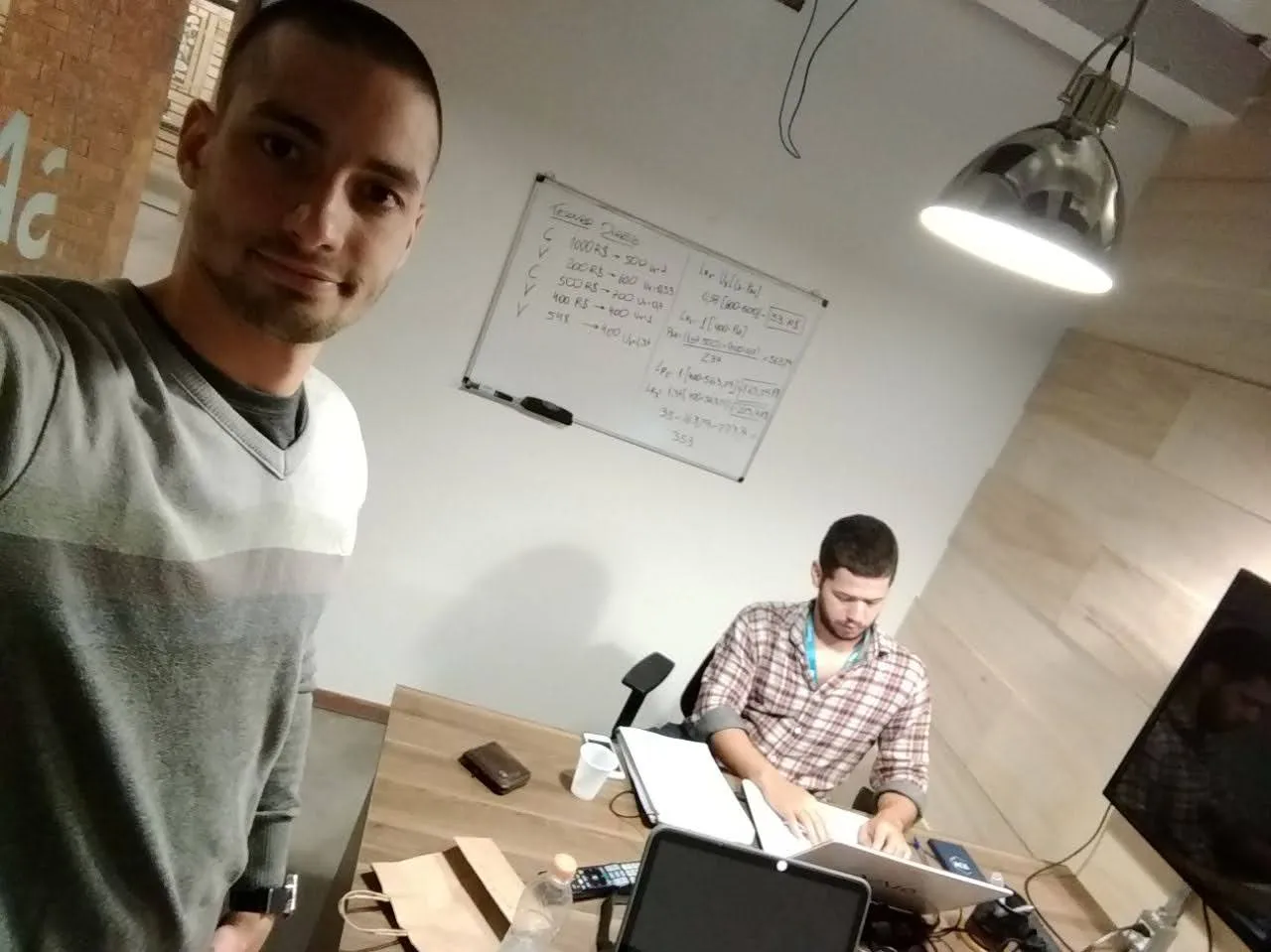 Mais um dia de trabalho tentando descobrir como fazer o app ser lucrativo.